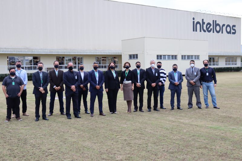 Intelbras_Executivos reunidos na frente da empresa