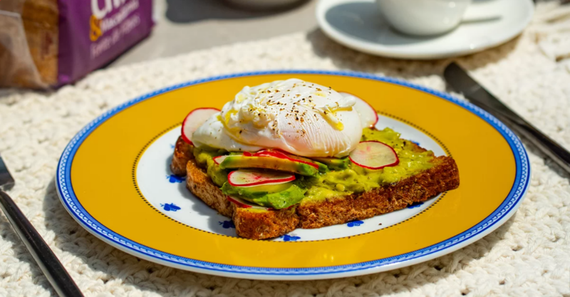 Avocado toast com rabanete e ovo pochê – Wickbold