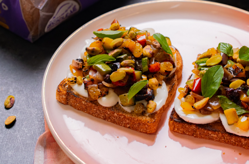 Toast de Caponata com Mussarela de Búfala – Wickbold