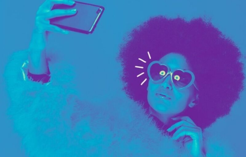 Relacionamento com influenciadores: criador de conteúdo gravando vídeo para redes sociais
